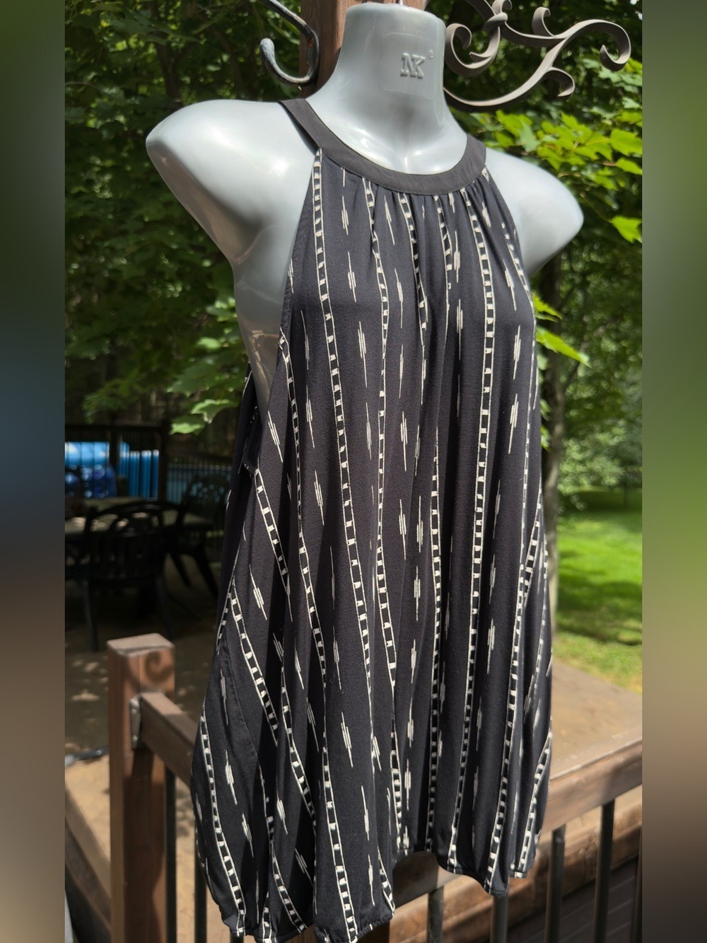 • Reitmans Black Sleeveless Halter-Style Printed Top - Picture 4 of 8